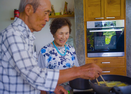 资深幸福和美丽的退休亚洲日本夫妇的生活方式肖像在家庭厨房一起烹调享用准备膳食放松在老丈夫和妻子爱和家庭厨师 