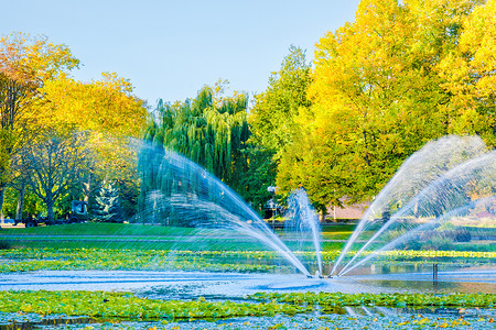 水柱摄影照片_秋天公园的喷泉、水柱及水花