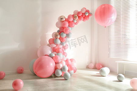 派对装饰摄影照片_派对用彩色气球装饰的房间