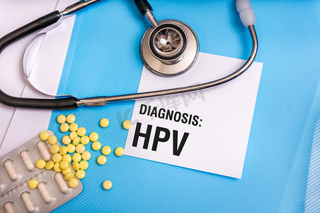 词汇变型摄影照片_与患者档案在医疗的蓝色文件夹上写的 Hpv 词汇