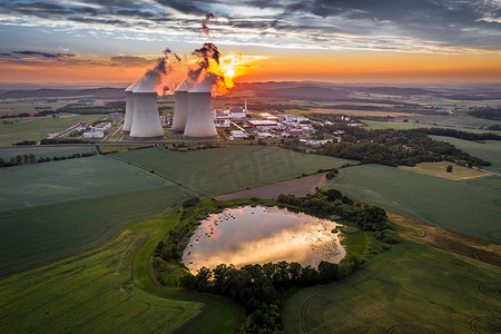 春年摄影照片_特梅林核电站2003年春，装机容量为2160兆瓦的特梅林核电站成为捷克最大的电力资源.