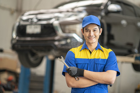 保养ui摄影照片_亚洲人在汽车维修、保养和人的概念，快乐的笑着的汽车修理工或车工与剪贴板在车间