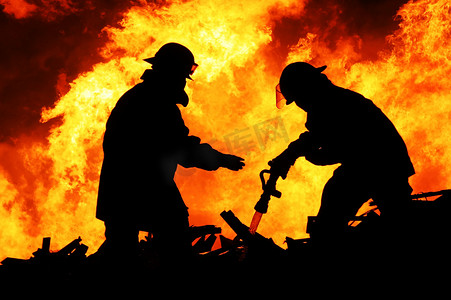剪影消防摄影照片_两名消防战士和巨大火焰