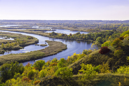 河流平原摄影照片_沃斯克拉河三角洲的全景在夏日。乌克兰的自然保护区景观。从上面可以看到一个蜿蜒平坦的河流洪水平原上的美丽景色。洪水泛滥的航空摄影