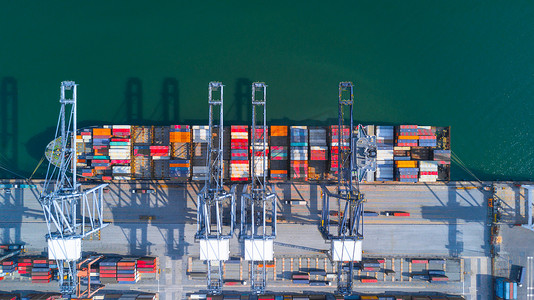 货物海上运输摄影照片_集装箱船，用于进出口集装箱，航观业务，海上船舶物流和货物运输.