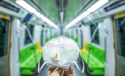 旅行交通工具摄影照片_地铁车厢里的N95口罩