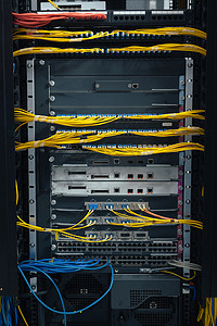 路由器矢量图摄影照片_带彩色电缆的网络服务器机房路由器