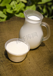 用牛奶和奶粉代替婴儿. 玻璃杯干牛奶和配方液态奶.