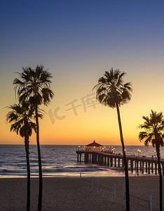 暮暮摄影照片_日暮时分，洛杉矶，加利福尼亚州的曼哈顿海滩码头