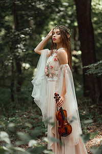 在森林里捧小提琴的花裙和花环的神秘精灵