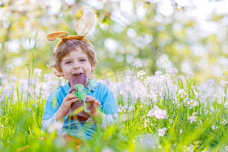 复活节兔子耳朵和巧克力的小孩子