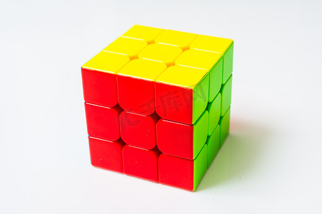 在白色背景上孤立的Rubik立方体