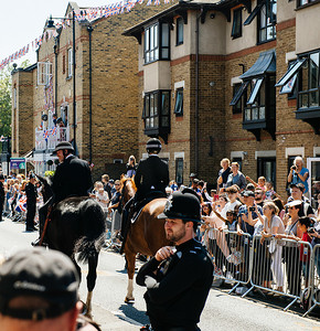 2018狗年大吉摄影照片_皇家婚礼气氛在温莎警察马 