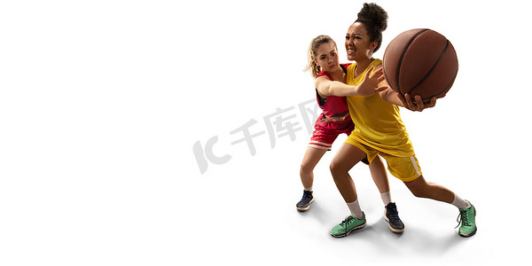 孤立的女篮队员为球而战。白色背景的篮球运动员