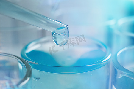 在一个未来派的实验室，移液管的科学家分析了色的液体中提取的 Dna 和分子的试管中。概念︰ 研究，生物化学，身临其境的技术，增强现实