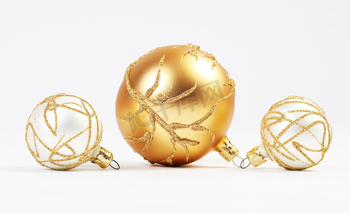 一个金色圣诞球和两个白色圣诞球与金元素