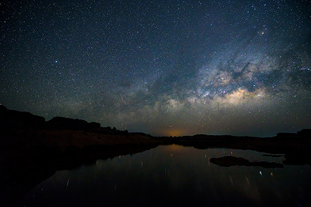 银河系摄影照片_湖景房与银河在天空上