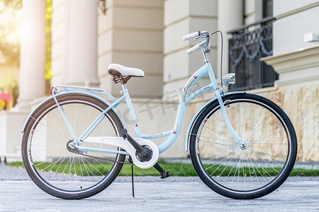 现代城市自行车或自行车道的侧视图。城市自行车停在草坪上.城市自行车直立地站在草地上，静止不动，没有人.