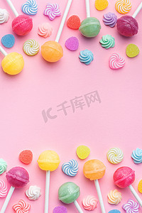 棒棒糖粉色背景摄影照片_粉色背景上的色彩艳丽的棒棒糖。平躺在地上，俯瞰四周