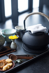 茶壶背景摄影照片_亚洲食物背景，有茶具、茶杯、茶叶和茶壶.