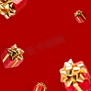 礼物在红色的背景上飘扬在空中. 大减价 升空的概念 带有复制空间的圣诞布局.