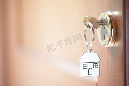 房子摄影照片_与房子形状它锁里的钥匙