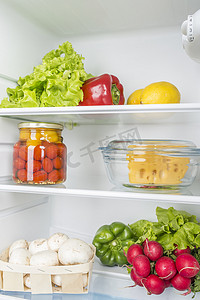 冰箱里的水果摄影照片_打开冰箱里充满了新鲜水果和蔬菜
