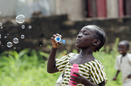 非洲女孩吹肥皂泡泡