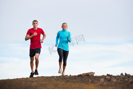 径摄影照片_健身运动对夫妇跑跑步外的小路上