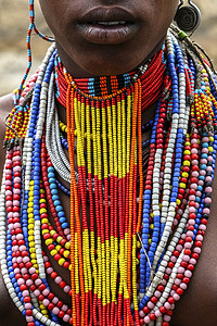 奥妙摄影照片_从 Arbore 部落的一个妇女特写与传统首饰, 奥妙山谷, 埃塞俄比亚.