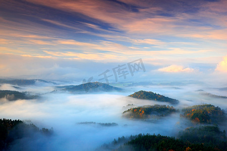 波西米亚垫子摄影照片_小山和村庄，有雾的早晨