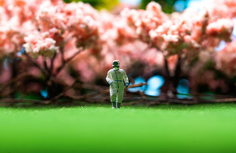 春天清新风景绿色摄影照片_樱花树下站在草地上的医护人员