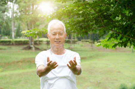 老人太极摄影照片_公园里练气功的老人 