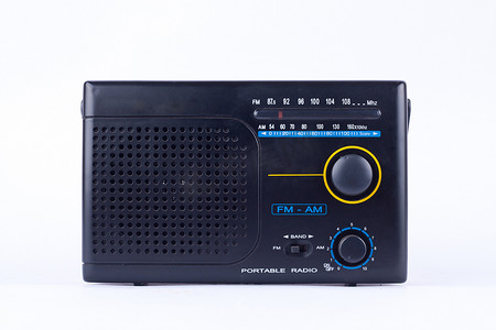 AM, FM便携式无线电晶体管接收机,老式黑色复古风格,白色背景隔离 