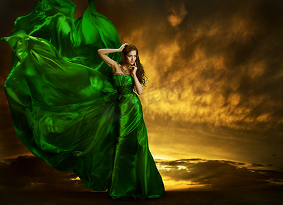 时尚女装飘飘风，模特在绿色的丝绸礼服面料布