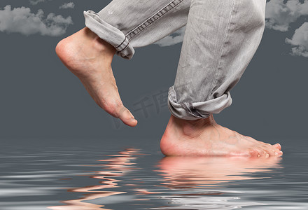 脚走到水的特写