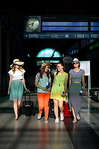 一群可爱的女孩在火车站.
