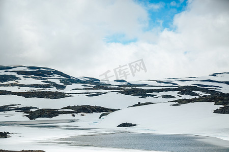 雪山景观湖与岩石。全国的旅游路线。Rallarvegen，挪威.