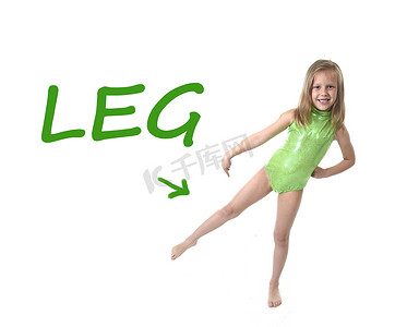 可爱的小女孩指着腿在身体部位学习英语单词在学校