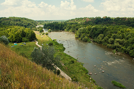 美丽的夏天景观与河南 Bug 和蔚蓝的天空中文尼察，乌克兰。平静的夏天天河畔，阳光明朗的形象。河上的树木和 sky.river 和森林，全景背景