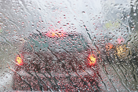 雨天和湿雪时从汽车挡风玻璃上看.糟糕的面容