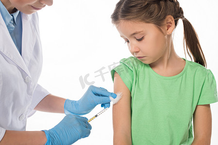 儿童注射摄影照片_儿科医生为在白种人身上分离的儿童注射疫苗