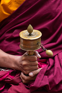 僧侣的藏族祈祷手轮特写