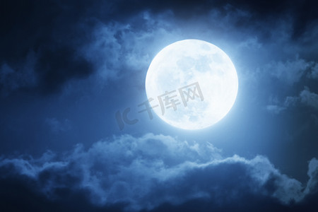蓝色的月亮摄影照片_戏剧性的夜间云层和与大满月的天空