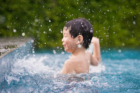 亚洲孩子摄影照片_亚洲孩子在游泳池里玩