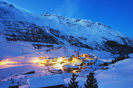 村庄夜景摄影照片_奥地利阿尔卑斯山的通风口