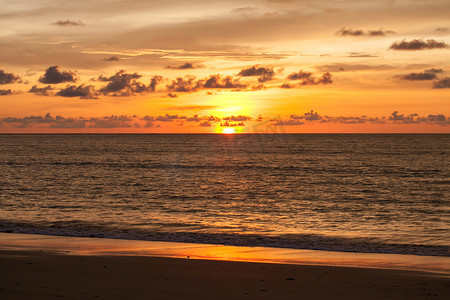 太阳落山的大海在普吉岛，泰国.