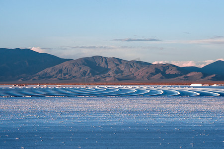 乌尤尼盐湖摄影照片_阿根廷西北部-萨利纳斯大沙漠景观