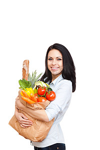 femme tenant un panier plein de légumes