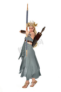 全长肖像漂亮的金发女郎穿着梦幻长袍, 并持有弓和箭。在白色背景上站立姿势.